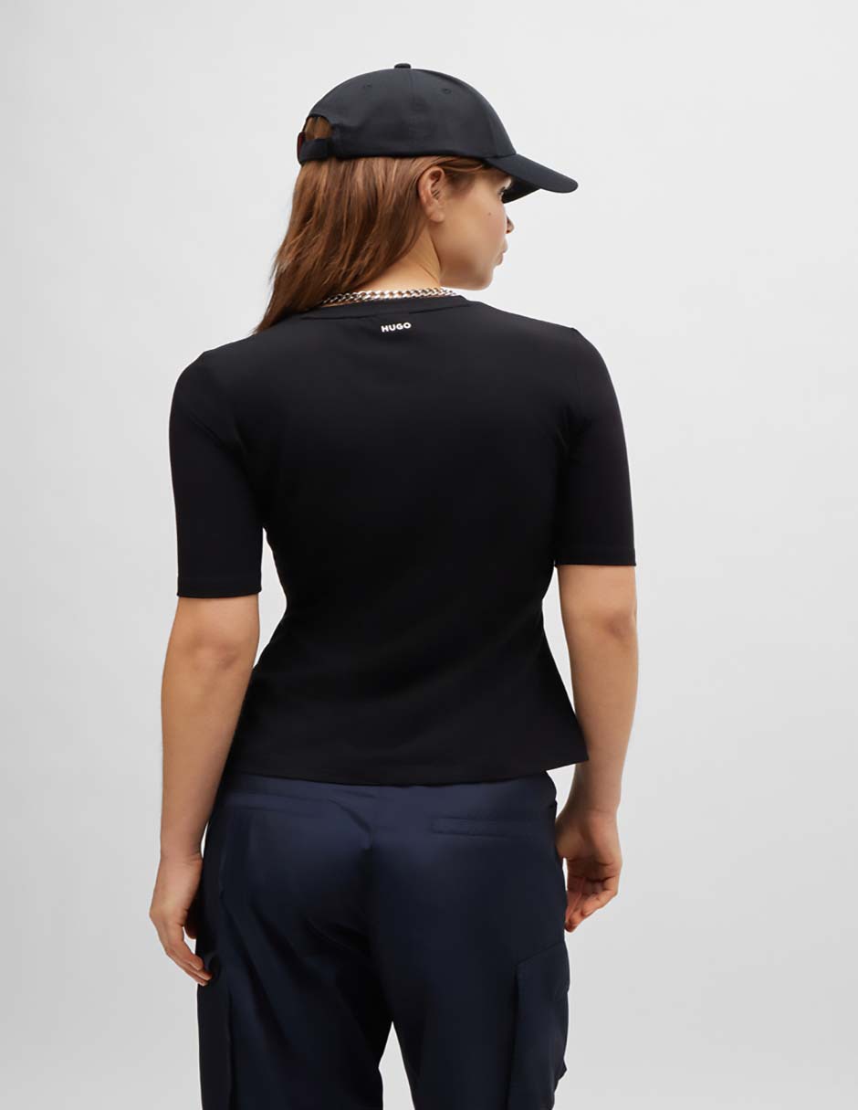 Playera manga corta Hugo Nos cuello redondo para mujer