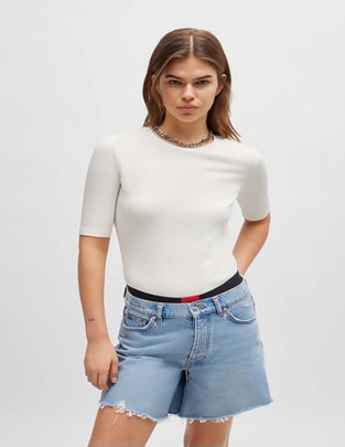 Playera manga corta Hugo Nos cuello redondo para mujer