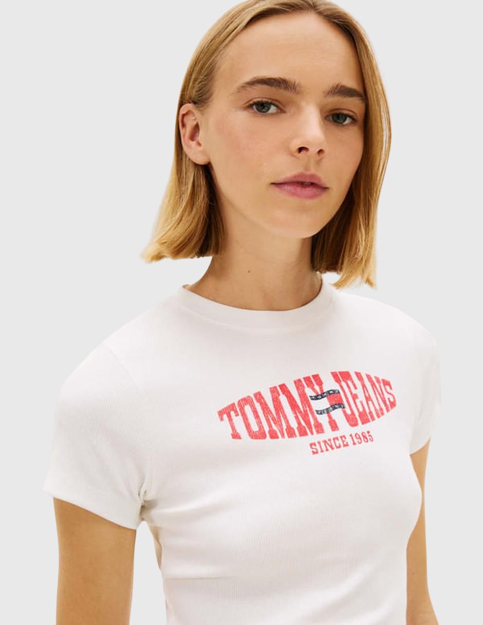 Playera manga corta Tommy Jeans cuello redondo para mujer